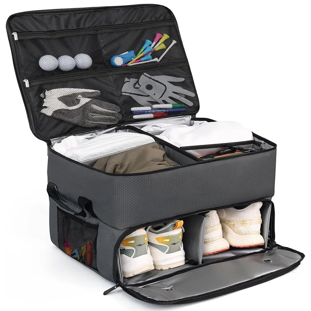 Schwarzer wasserdichter Kofferraumorganizer mit Schuhen, Accessoires und Gegenständen.