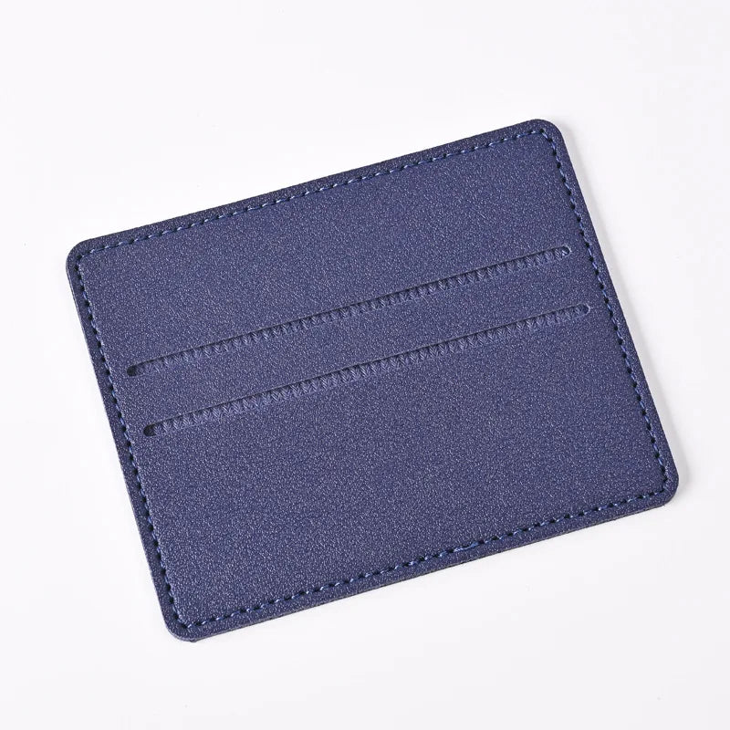 Porta tarjetas de cuero PU azul oscuro con múltiples ranuras y líneas grabadas.