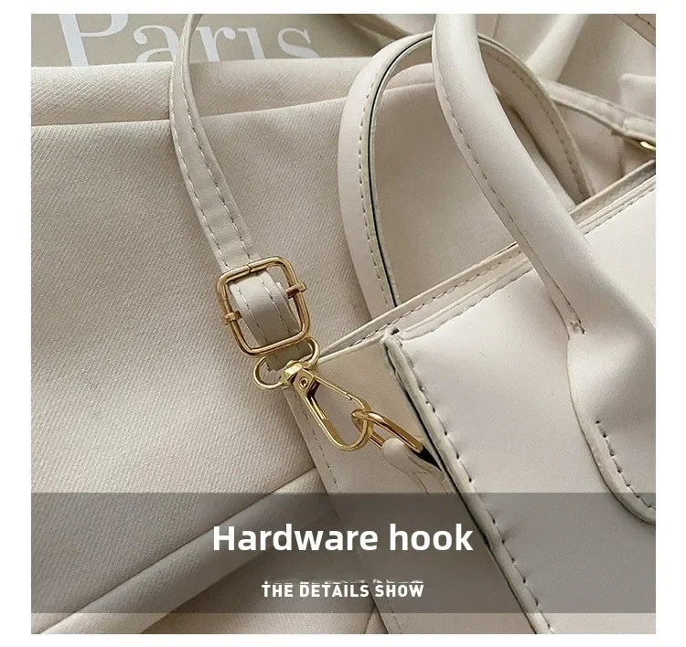 Gros plan d'un sac à main minimaliste en cuir PU beige montrant le détail de la boucle dorée.