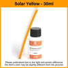 Une bouteille de peinture Solar Yellow 30ml avec un bâton d'application en bois.
