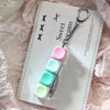 Un set de clés USB macaron LED de couleur pastel, présentées sur une carte blanche.