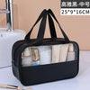 Schwarze Kosmetik- und Badezusatztasche mit transparentem Fenster, die verschiedene Schönheitsprodukte aufbewahrt.