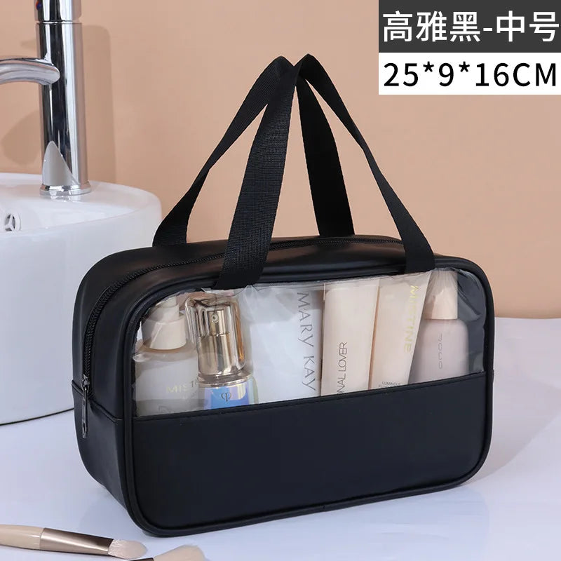 Schwarze Kosmetik- und Badezusatztasche mit transparentem Fenster, die verschiedene Schönheitsprodukte aufbewahrt.