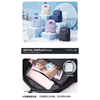 Un sac à dos violet sur un fond enneigé avec divers accessoires et des glaçons clairs.