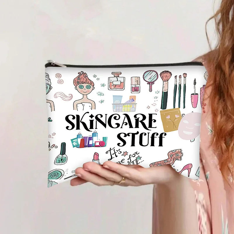 Bolsa con cremallera de fondo rosa con ilustraciones de productos de cuidado de la piel y maquillaje.