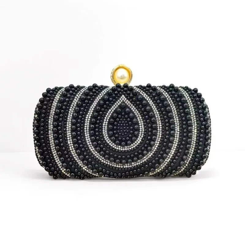 Schwarze Diamantperle-Opfertasche mit goldfarbener Schnalle.