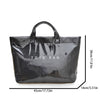 Bolsa tote minimalista de PVC negra vista de frente, con dimensiones de 45 cm de ancho por 30 cm de alto.