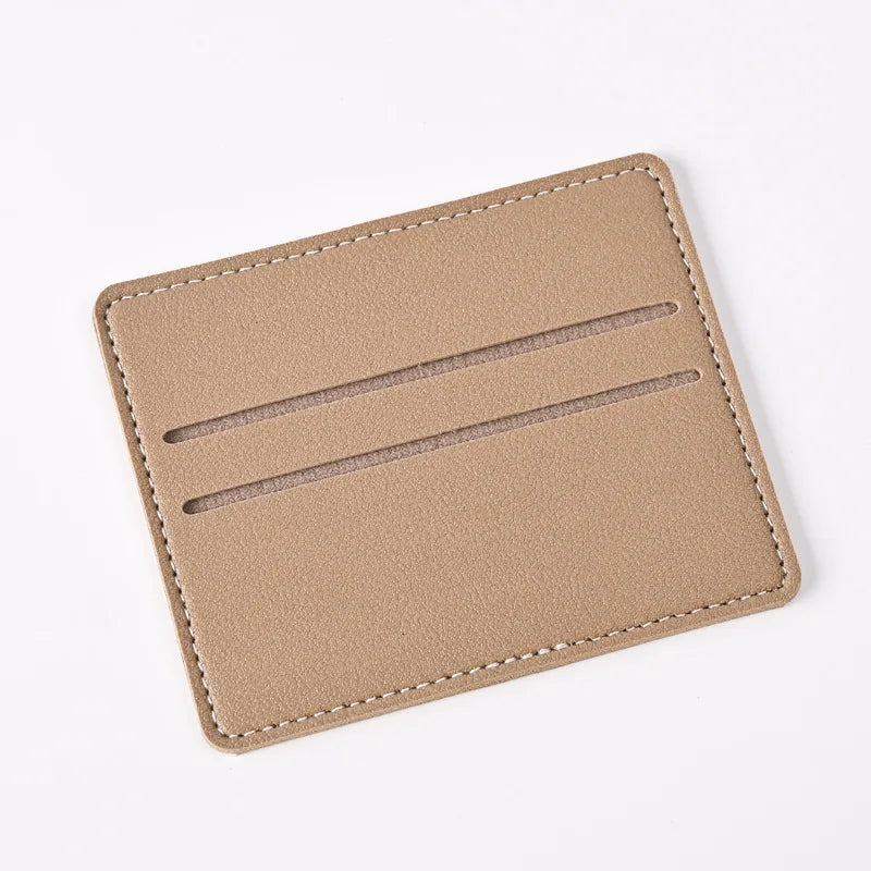 Soporte de tarjetas de cuero PU beige con múltiples ranuras y dos aberturas horizontales.