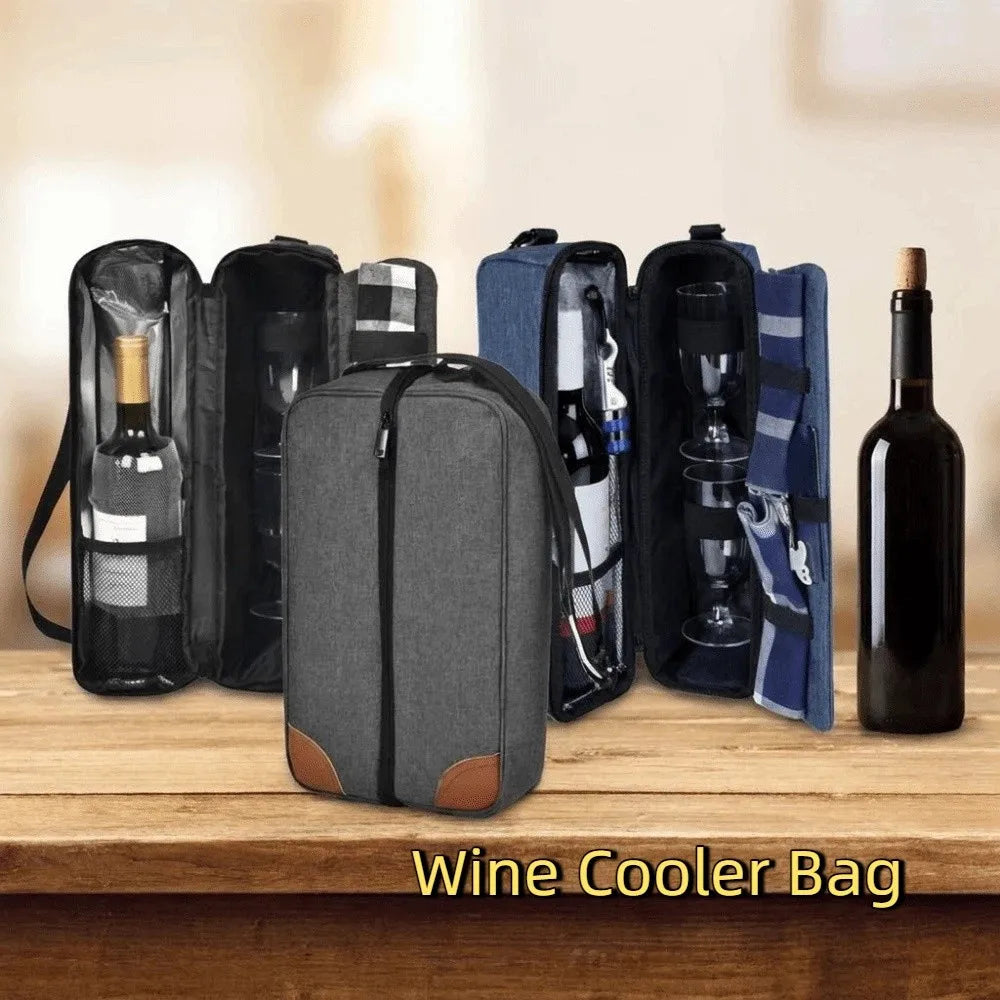 Una bolsa aislada para vino negra con varias botellas de vino, apoyada sobre una superficie de madera.