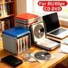 حافظة تخزين مضغوطة للـ CD/DVD محمول مع أقراص وحاسوب محمول على طاولة خشبية.