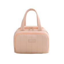 Hellrosa isolierte gesteppte Lunchtasche mit Henkel.
