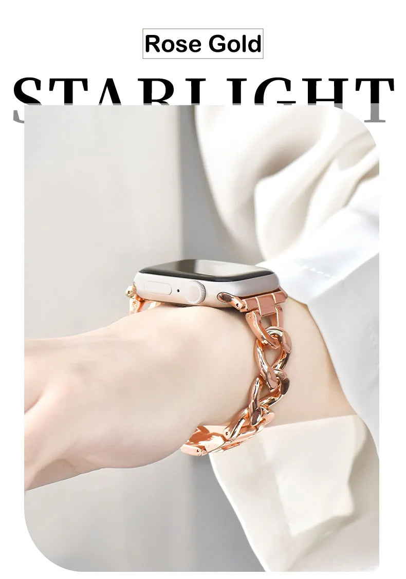 Nahaufnahme einer Hand mit einem roségoldenen Edelstahlarmband einer Huawei-Uhr.
