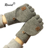 Nahaufnahme eines grauen Strickfingerless-Handschuhs auf einer Hand, der Textur und Nähte zeigt.