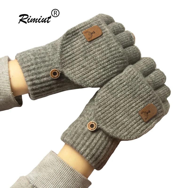 Nahaufnahme eines grauen Strickfingerless-Handschuhs auf einer Hand, der Textur und Nähte zeigt.