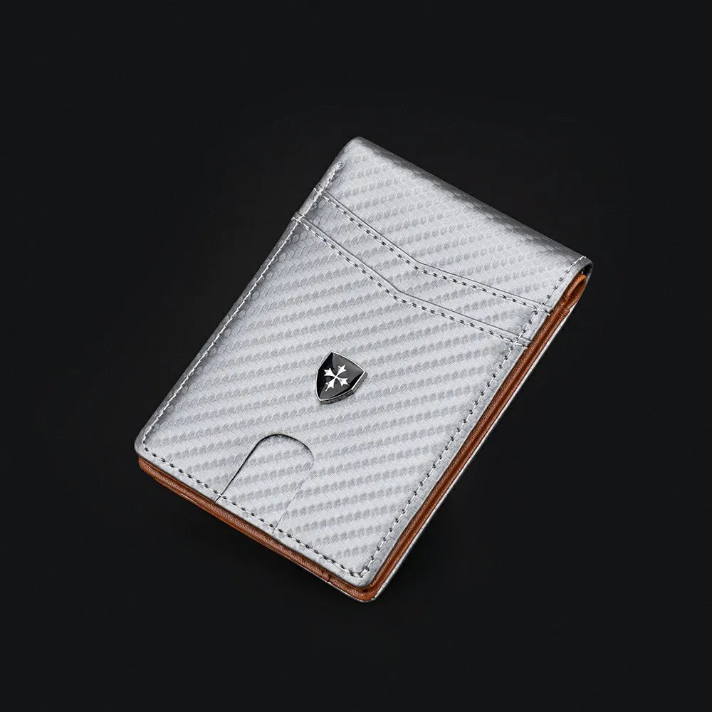 Portefeuille pliable en fibre de carbone argenté pour homme, vu sous un angle sur fond sombre.