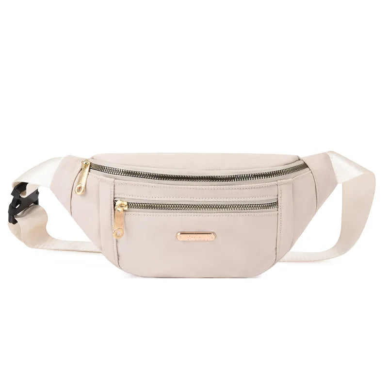 Petit sac banane imperméable beige à bandoulière avec fermeture éclair et sangle réglable.