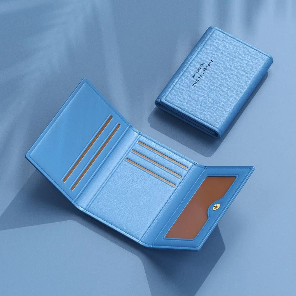 Cartera de cuero azul claro con varias tarjetas, abierta mostrando compartimentos interiores y texto exterior en fondo azul s