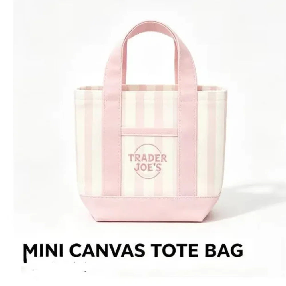 Bolso tipo tote de lona a rayas rosa y blanco con un logo circular que dice TRADER JOE'S.