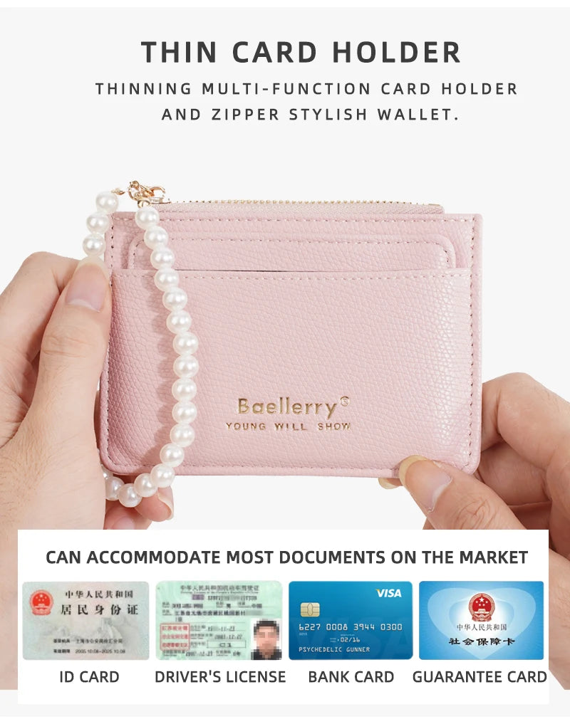 Pinkes dünnes Kartenetui mit Perlenkette, gehalten von einer Hand, demonstriert seine Vielseitigkeit.