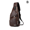 Braune Herren-Leder-Crossbodytasche mit Reißverschluss, von der Seite gezeigt.