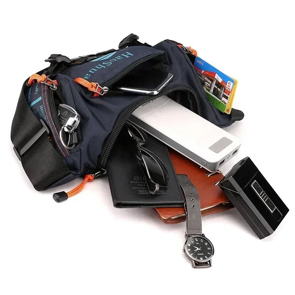 Marineblaues taktisches Brusttaschen, gefüllt mit Smartphone, Sonnenbrille und Armband.
