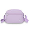 Hellviolette Nylon-Crossbodytasche mit Reißverschluss und verstellbarem Riemchen vor weißem Hintergrund