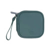 Estuche portátil multifuncional de auriculares de color verde azulado oscuro con correa.