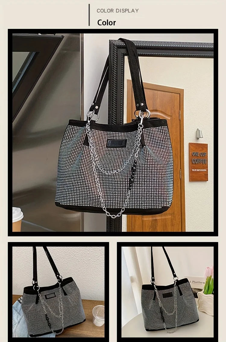 Schwarze Glitzer-Rhinostene-Ketten-Shoulderbag in Spiegelung vor einer Holztür