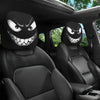 Housses décoratives noires pour tête de siège de voiture avec un visage de monstre menaçant sur le revêtement.