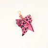 Llavero con lazo de cinta de seda rosa y estampado de leopardo negro