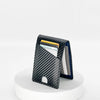 Estuche de tarjeta negro de fibra de carbono con funda de cuero azul mostrando varias tarjetas.