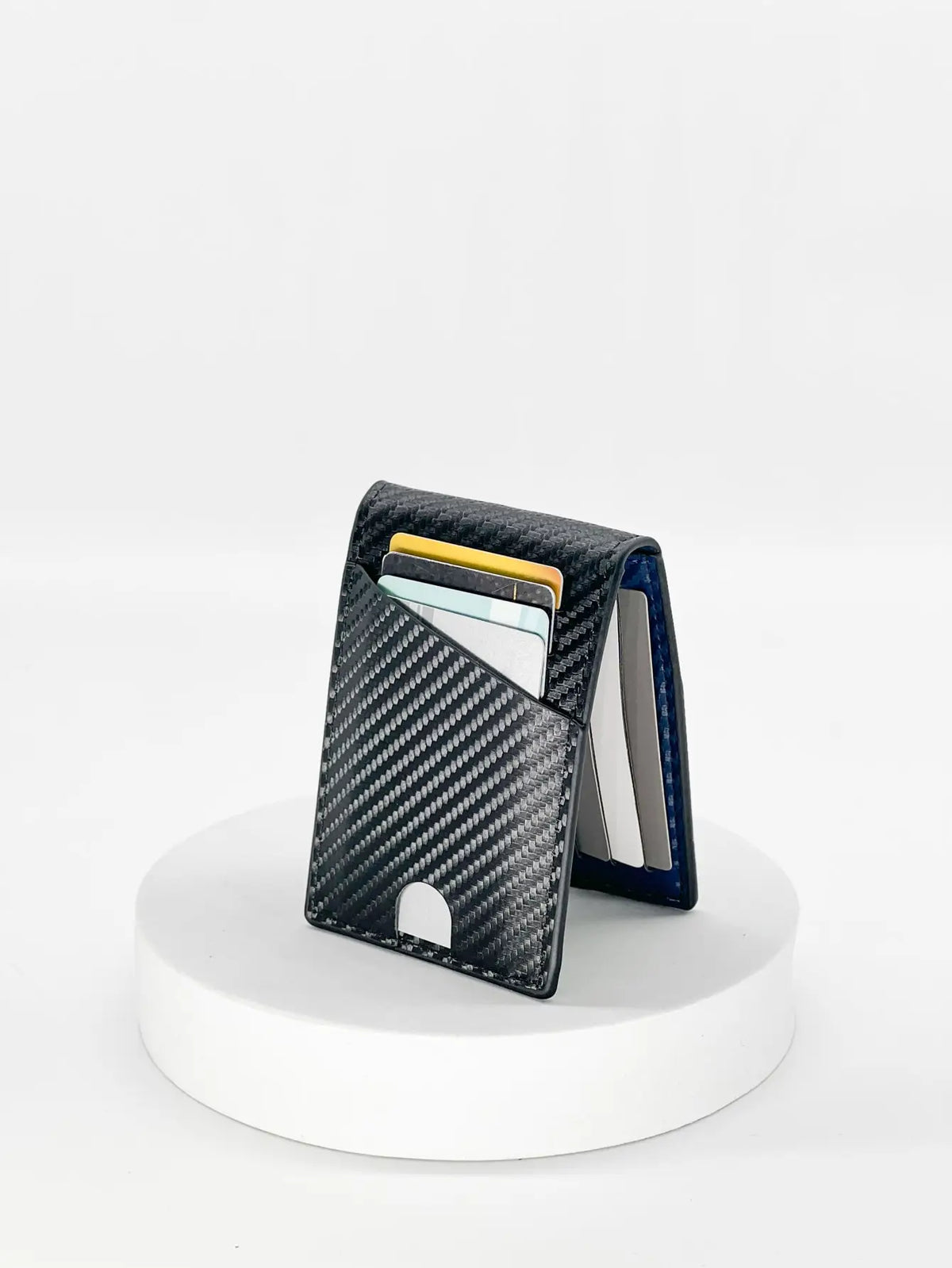 Estuche de tarjeta negro de fibra de carbono con funda de cuero azul mostrando varias tarjetas.