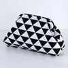 Pochette en crochet à rayures tressées pliée, motif diamant noir et blanc.