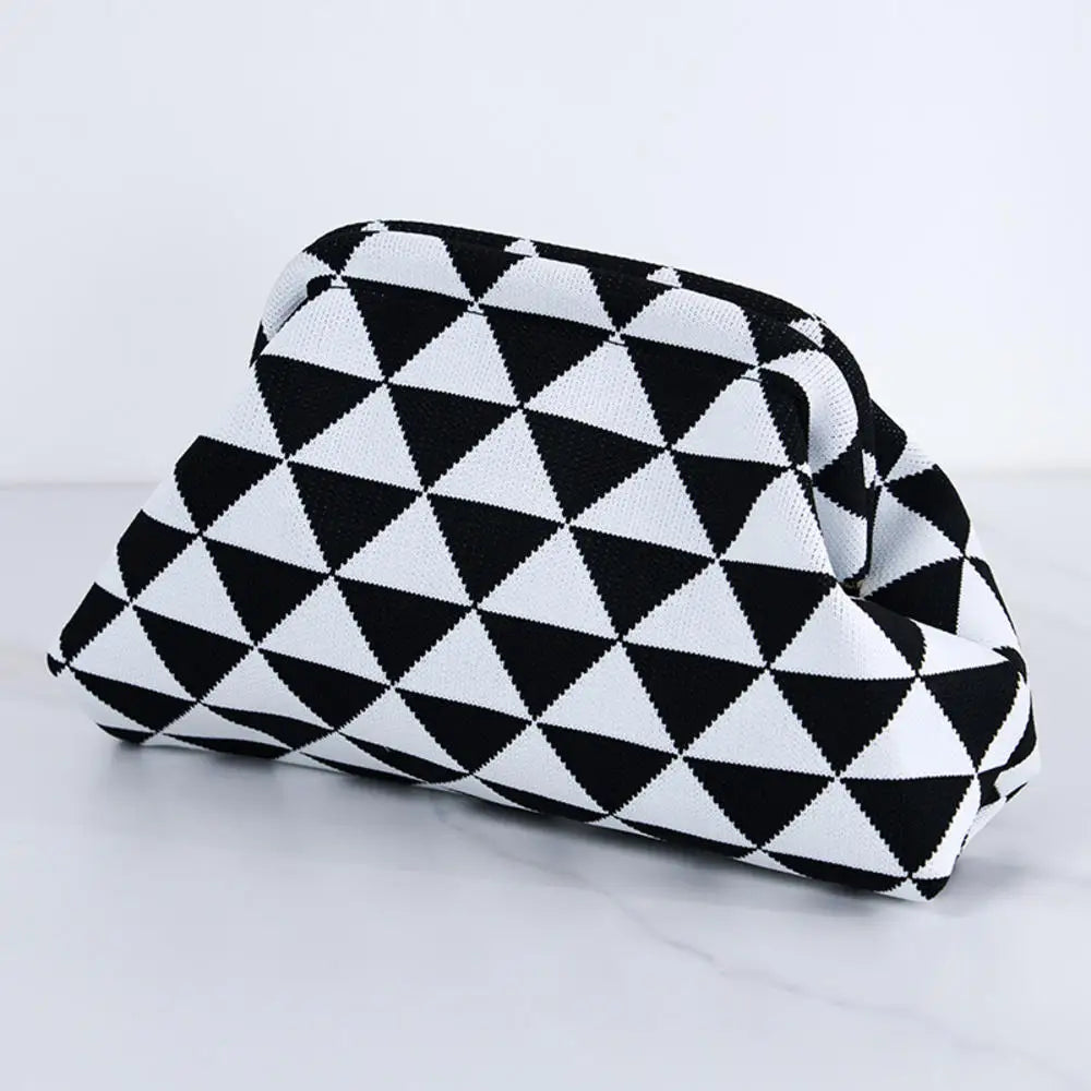 Clutch de crochet tejido y rayado doblado con patrón de diamante blanco y negro.