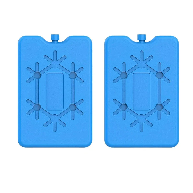 Ein Paar hellblaue wiederverwendbare Kühlpacks mit einem verzierten Sternmuster-Design.