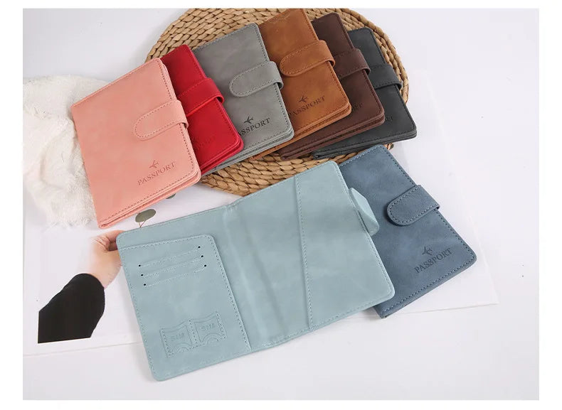 Collection de porte-passeport et portefeuille en cuir imperméable dans diverses nuances de rose, marron, vert et gris