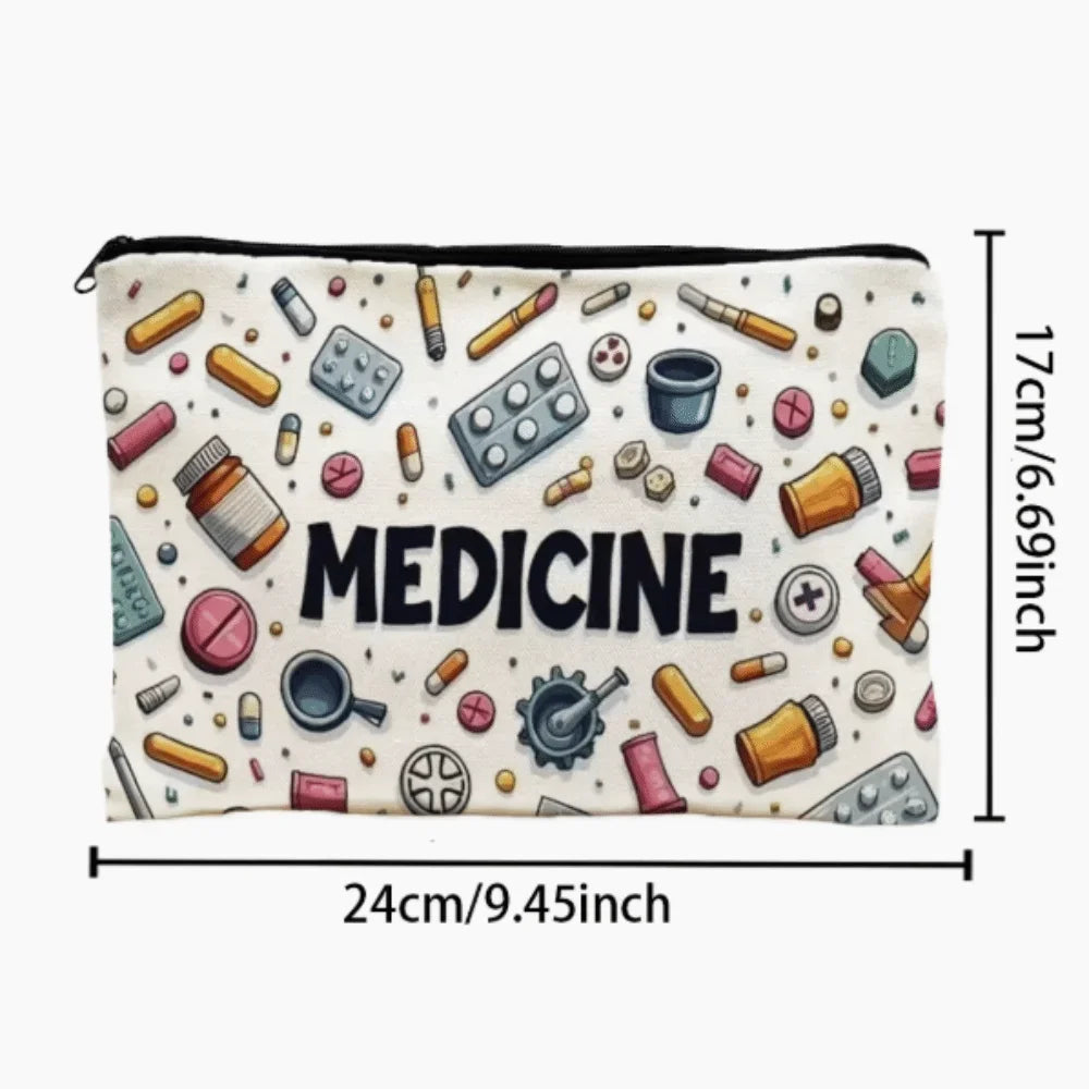 Bolsa de cierre de lienzo blanco con artículos médicos como pastillas y herramientas.