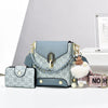Sac bandoulière géométrique en faux cuir bleu clair avec quincaillerie dorée et un charm rose fluffy.