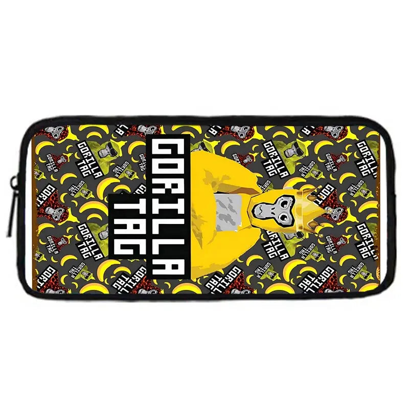 Sac à dos noir avec motif répétitif de gorilles et accents jaunes.