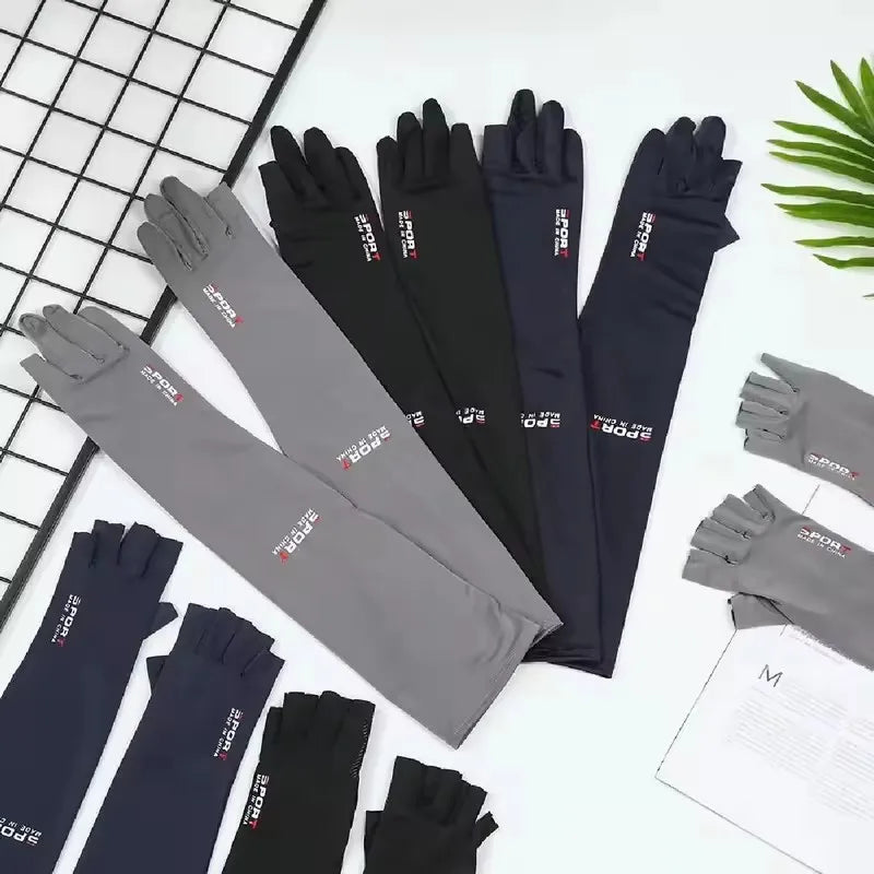 Collection de manches de protection UV en soie glacée noir et gris étalées sur une surface blanche.