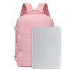 Pinkes Reise-Boarding-Rucksack mit silbernem Laptop darin.