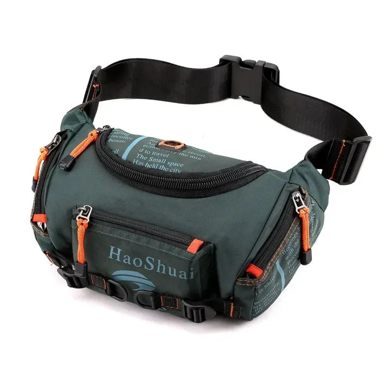 Dunkelgrüne taktische Brusttasche mit schwarzen Riemen und orangefarbenen Akzenten vor weißem Hintergrund.