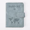 Graues Passbehör-Wallet mit stilisiertem Flugzeug- und Weltkarten-Design.