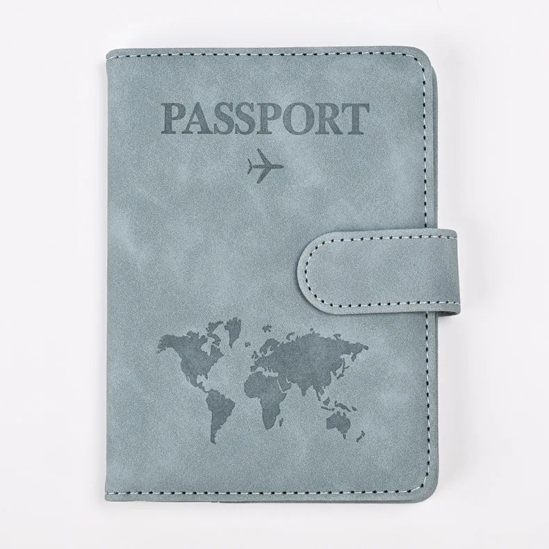 Graues Passbehör-Wallet mit stilisiertem Flugzeug- und Weltkarten-Design.
