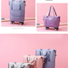 Un ensemble de pochettes de voyage extensibles de couleur pastel sur chariots de bagages roulants.