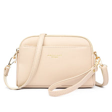 Bolso cruz de hombro de cuero PU beige claro y moderno con herrajes dorados.