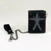 Schwarzes dreifach gefaltetes Kettenfach-Wallet mit strukturiertem Muster und silberner Kette.