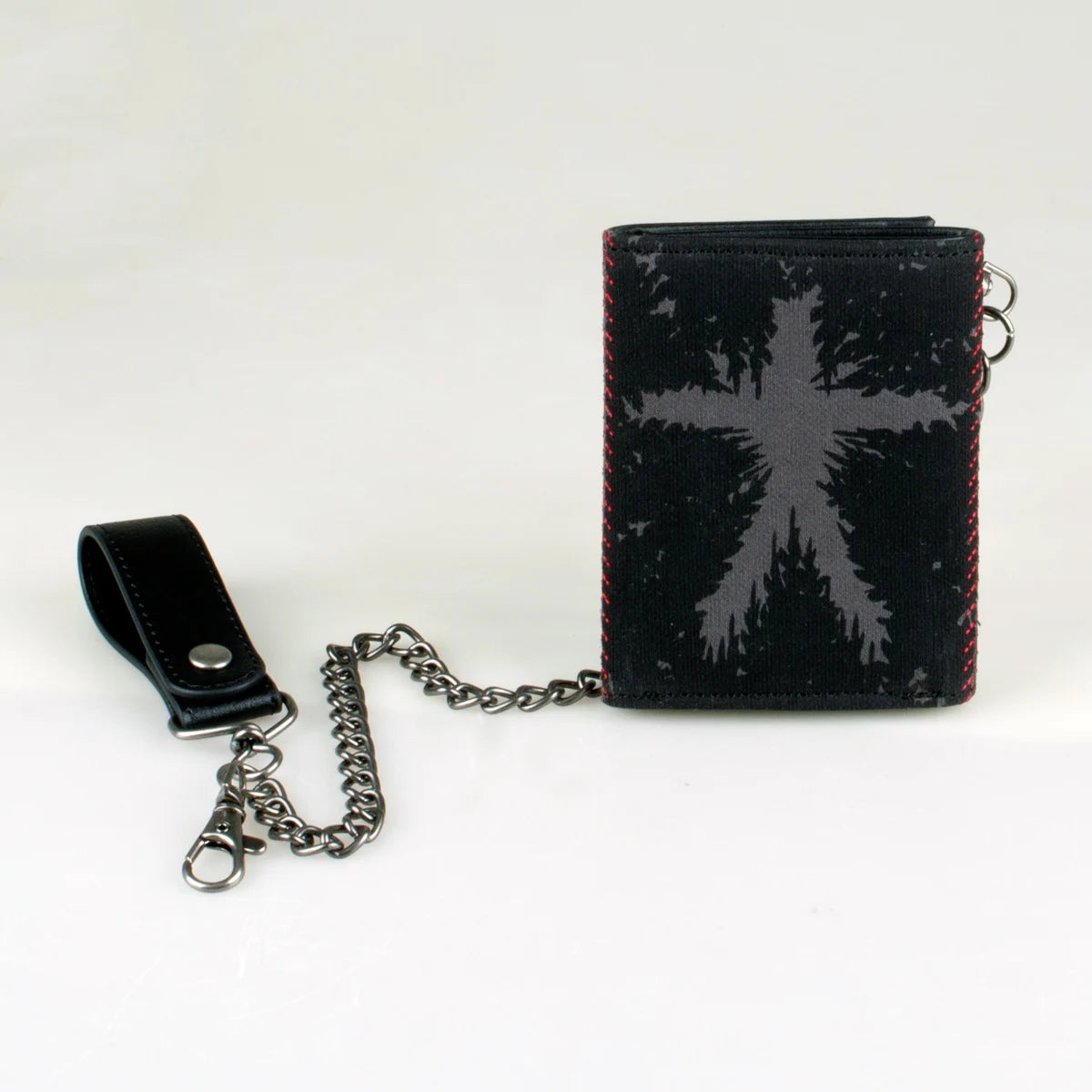 Schwarzes dreifach gefaltetes Kettenfach-Wallet mit strukturiertem Muster und silberner Kette.