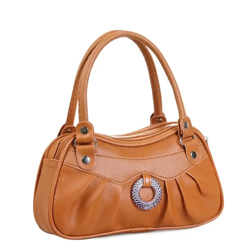 Clutch de fiesta con lazo brillante de cuero marrón.