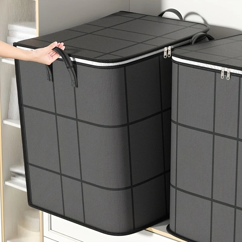 Un sac de rangement pour vêtements pliable et robuste noir, avec une main qui ouvre le couvercle.